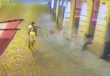Вена: террорист стреляет в прохожего. Кадр видео