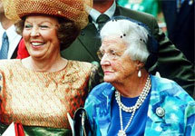 Королева Беатрикс и принцесса Джулиана. 2002 год. Фото Pieter van Vollenhoven с сайта  Oud.refdag.nl.