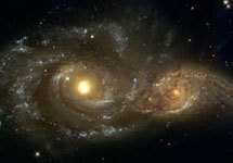 Две сталкивающиеся галактики. Фото NASA с сайта info.anu.edu.au/mac/Media/Media_Releases/_2004/September/_170904Galaxies.asp