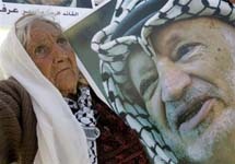 Палестинская женщина с портретом Арафата. Фото АР