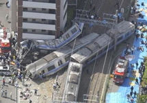 Катастрофа электропоезда в Японии. Фото АР