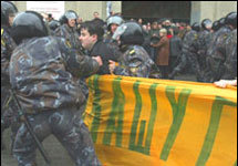 ОМОН разгоняет демонстрацию в Минске. Фото с сайта ''Хартия'97''