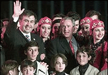 Джордж Буш, Михаил Саакашвили и грузинские артисты. Фото АР