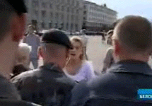 Минский ОМОНовец бъет в лицо Светланцу Завадскую на митинге, посвященном 4-летней годовщине его исчезновения.