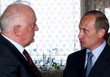 Russian President Vladimir Putin (R) shakes hands with his Georgian counterpart Eduard Shevardnadze during their meeting in Yalt