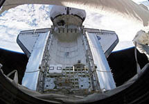 Вид на Discovery из иллюминатора МКС. Фото с сайта YahooNews