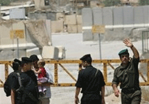 Палестинские войска у стен еврейского поселения Неве Декалим. Фото  АР