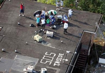 Новый Орлеан: на крышах многих домов люди ожидают эвакуации с воздуха. Фото АР