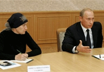 Встреча Путина с бесланской делегацией 2 сентября 2005 года. Фото AP