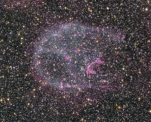 Изображение остатка сверхновой N132D, полученное путем комбинации данных от космического телескопа "Хаббл" и рентгеновской обсерватории "Чандра". Светящийся газ представляет собой остаток сверхновой звезды, в каталогах обозначаемой как N132D. Фото с сайта heritage.stsci.edu