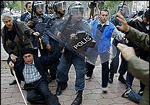 Полиция разгоняет митинг в Баку. Фото АР