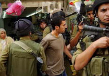 Израильские военные задерживают члена ХАМАС. Фото АР