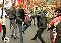 Потасовка националистов и коммунистов в центре Киева. Кадр ''Пятого канала''