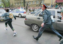 Милиционер гонится за юным нарушителем. Фото Д.Борко/Грани.Ру