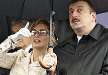 Супруги Алиевы. Фото с сайта www.newizv.ru