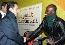 Глава МВД Франции Николя Саркози беседует со своим сторонником в  парижском метро. Фото с сайта YahooNews