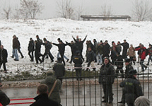 Нацболы приветствуют освобождение ''декабристов''. Фото Граней.Ру