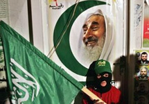 Юный сторонник Хамас у предвыбоных плакатов партии после закрытия избирательных участков. Фото АР