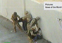 Кадры избиения иракских подростков британскими военными. Кадр НТВ