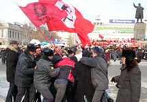 Столкновение нацболов с милицией во время митинга по ЖКХ в Екатеринбурге. Фото с сайта НБП