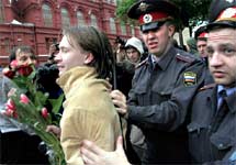 Милиция задерживает Николая Алексеева. Фото Дм.Борко/Грани.Ру