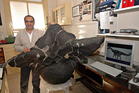 Фернандо Новас позирует фотографу с позвонком Puertasaurus reuili. Фото с сайта National Geographic