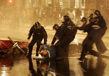 Беспорядки в Будапеште. Полиция арестовывает демонстранта. Фото АР