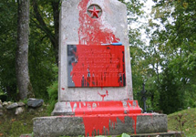 Памятник советским воинам в Лихуле после осквернения в 2004 году. Фото с сайта nbp-info.ru