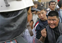 Бишкек. Митингующие спорят с милицией. Фото АР