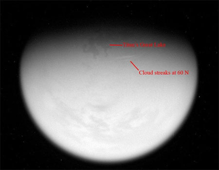 Темная особенность, которая может оказаться большим озером, видна в верхней части этого снимка Титана, сделанного с помощью Imaging Science Subsystem. Фото NASA/JPL/Space Science Institute с сайта New Scientist