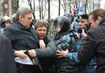  	 ОМОН пытается задержать Михаила Касьянова. Фото А.Карпюк/Грани.Ру