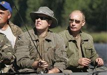 Альбер II и Владимир Путин рыбачат на Енисее. Фото АР