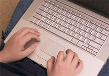 Руки на клавиатуре. Фото с сайта dni.ru