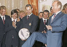 Владимир Путин с мячом. Фото с сайта www.adme.ru