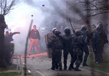 Протестующие сербы забрасывают камнями французских миротворцев. Фото АР