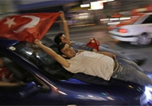 Турецкие фанаты отмечают победу. Фото АР