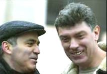 Гарри Каспаров (ОГФ) и Борис Немцов (''Солидарность''). Фото АР