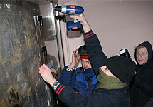 Арт-группа ''Война'' заваривает двери ресторана ''Опричник''. Фото http://plucer.livejournal.com