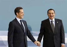 Президент Франции Николя Саркози и президент Египта Хосни Мубарак. Фото АР
