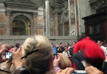 Женщина перелезает через ограждение в соборе Святого Петра. Фото с сайта Corriere della Sera