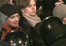 ОМОН и "Антифа" во время акции памяти Маркелова и Бабуровой 19 января. Кадр "Грани-ТВ"