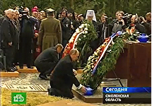 Владимир Путин и Дональд Туск на коленях возле Катынского мемориала. Кадр НТВ