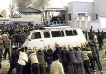 Беспорядки в Киргизии. Фото с сайта www.lenta.ru
