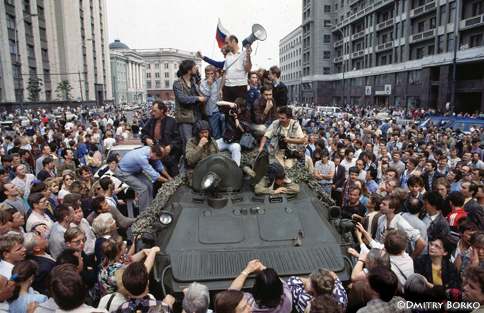 19 августа 1991 г. Первый стихийный митинг на Манежной пл. в первый день путча. Фото Дмитрия Борко