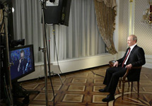 Владимир Путин дает интервью Ларри Кингу. Фото пресс-службы правительства России
