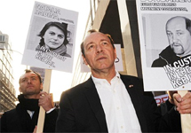 Джуд Лоу и Кевин Спейси на митинге в поддержку белорусских политзаключенных. Фото с сайта Daily Mail