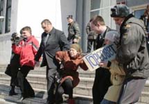 Задержание активисток "Солидарности". Фото с сайта vtinform.ru