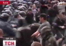 Столкновение националистов с милицейским спецназом во Львове. Кадр ТСН