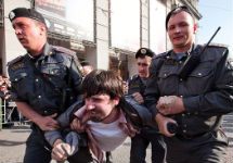 Задержание Александра Артемьева на Триумфальной площади. Фото с сайта europalibera.org