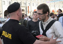 Задержание участника протестной акции в Минске. Фото с  сайта www.belapan.com